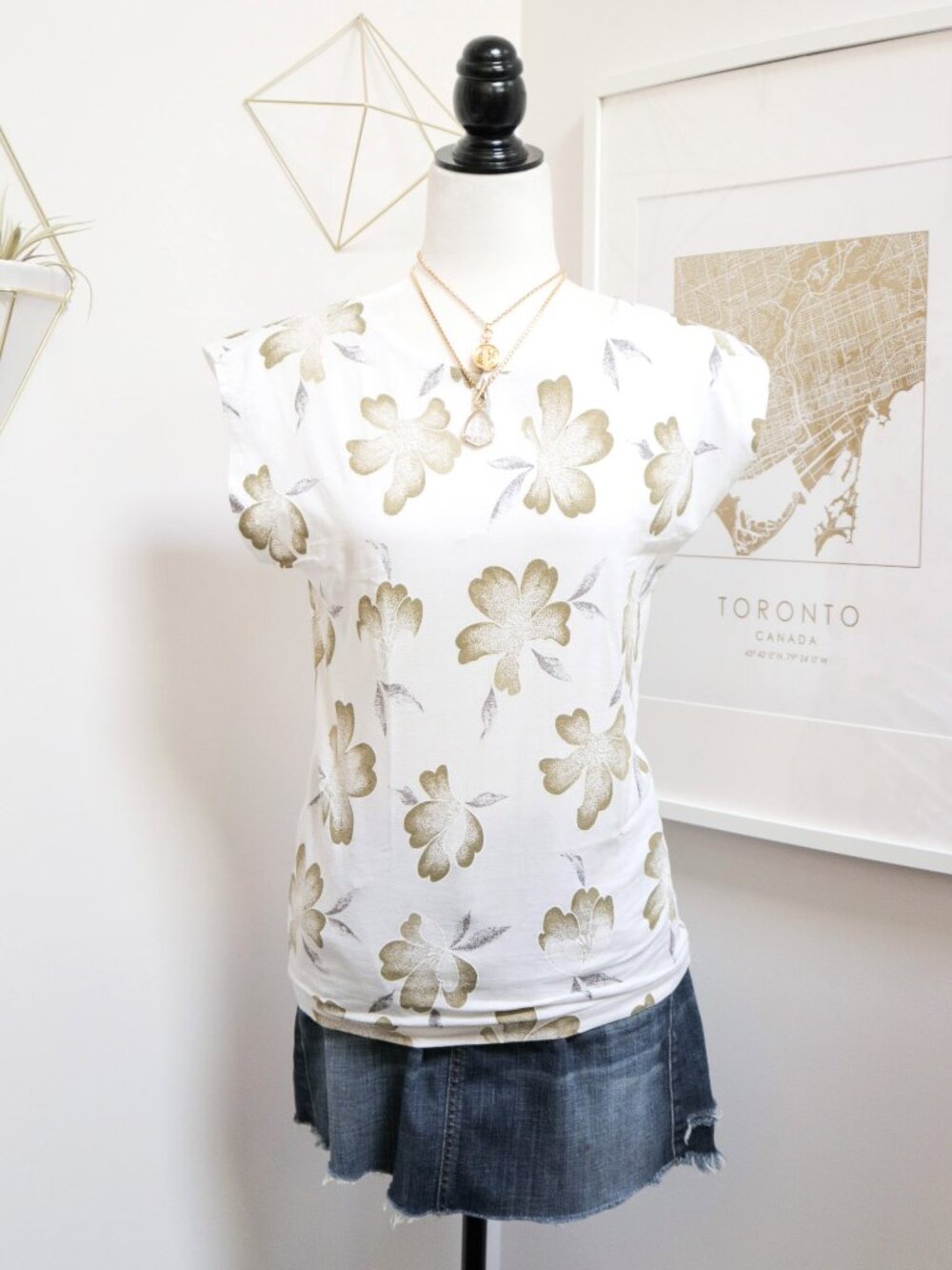 Vintage 90s White Short Sleeve Tee w/ Khaki Hibiscus Flowers, Coconut Girl Style - Picture 3 of 6